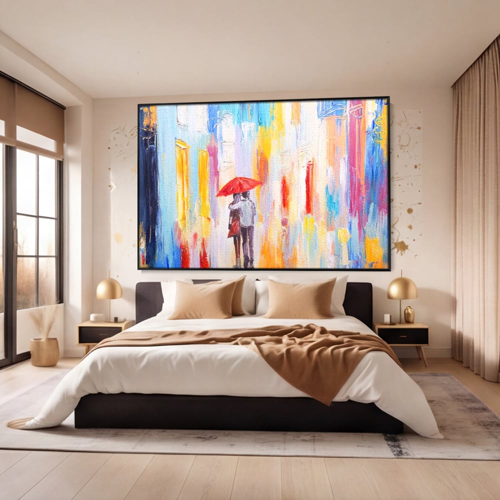 Tablou canvas cu pictura cu un cuplu sub umbrela, in rama de aluminiu negru, pe perete intr-un dormitor